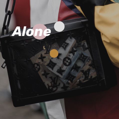 普通包包背腻了，试试“PVC”元素的包包吧，时髦吸睛很高级