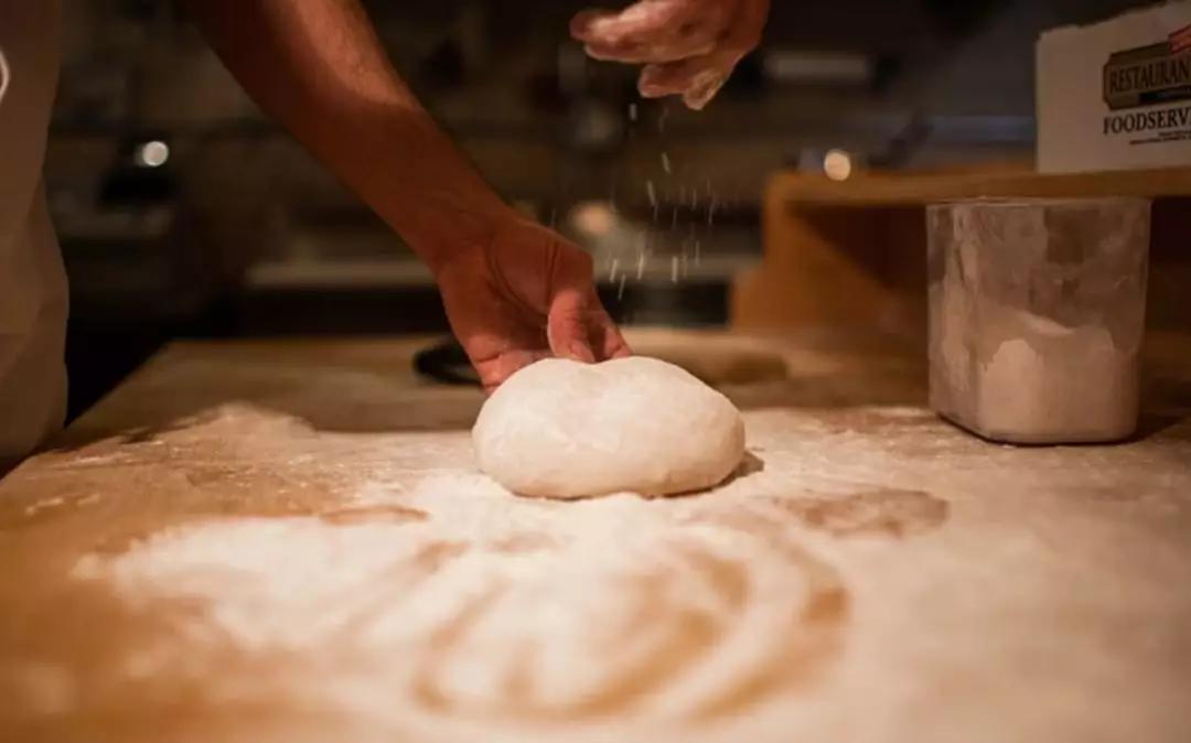 烘焙小苏打和去污小苏打区别,在烘焙中酵母粉和小苏打的区别