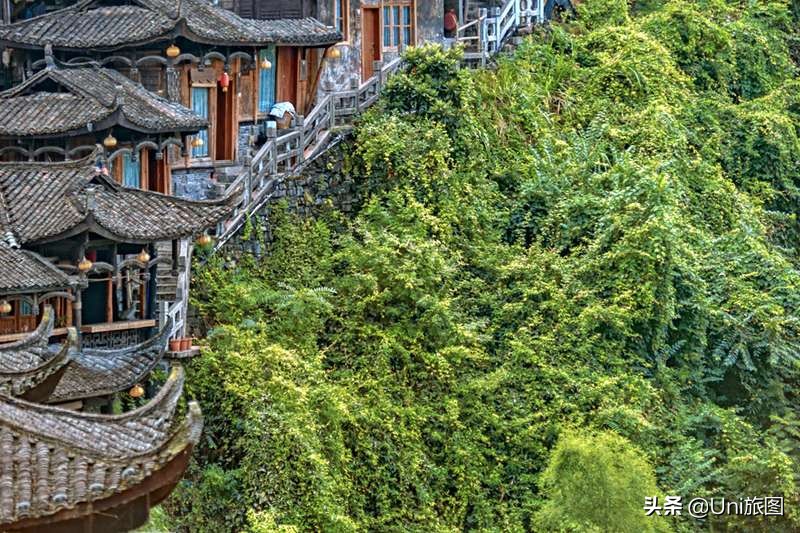 芙蓉镇挂在瀑布上的千年古镇,芙蓉镇是挂在瀑布上的古镇