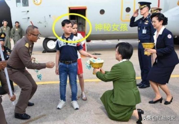 15岁提帮功早恋了？神秘女友是混血美人，网友：有玛哈国王风范