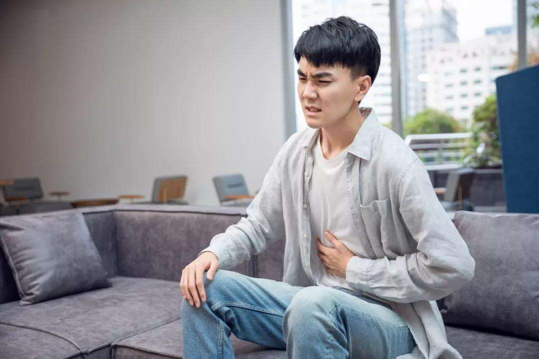 为啥有些人嘴唇比较紫正常,有的人嘴唇发紫是什么原因