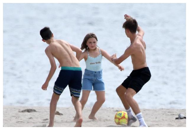 贝克汉姆小七奶娃,七公主出门不用走路