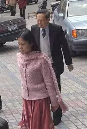 二十八岁翁帆为什么嫁给杨振宁,28岁翁帆嫁给82岁杨振宁值得吗