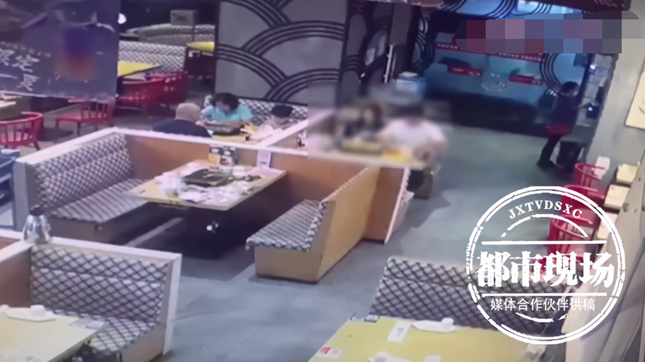 情侣自带蟑螂下馆子被抓,男子含着蟑螂下馆子敲诈商家被拘