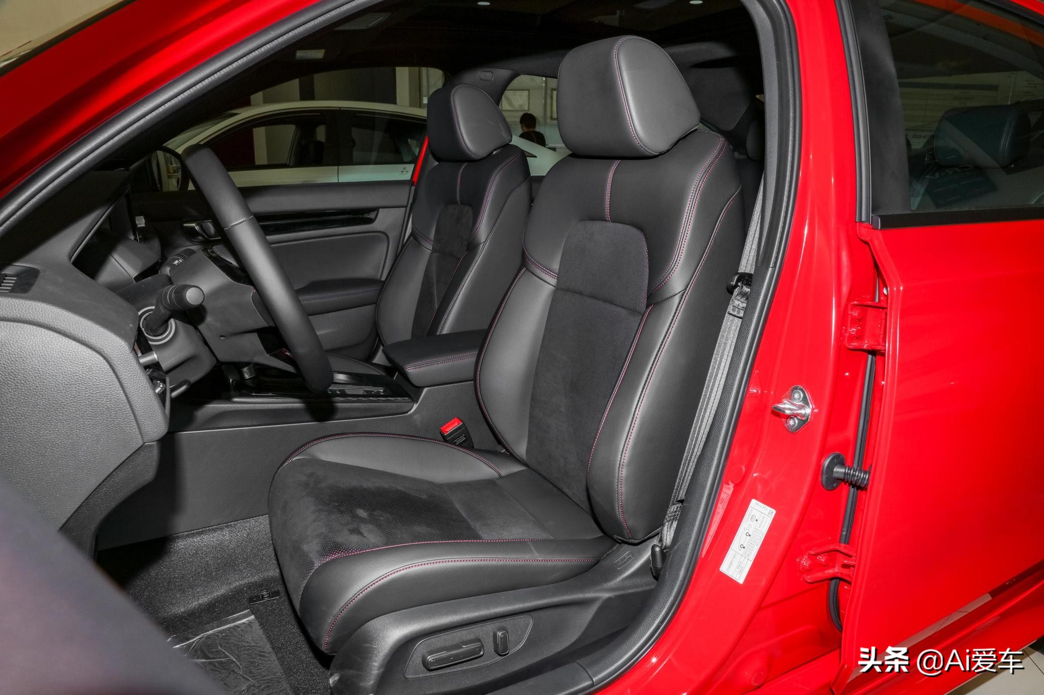 紧凑级运动轿车的标杆是本田思域,性能与颜值兼具本田思域闪亮登场