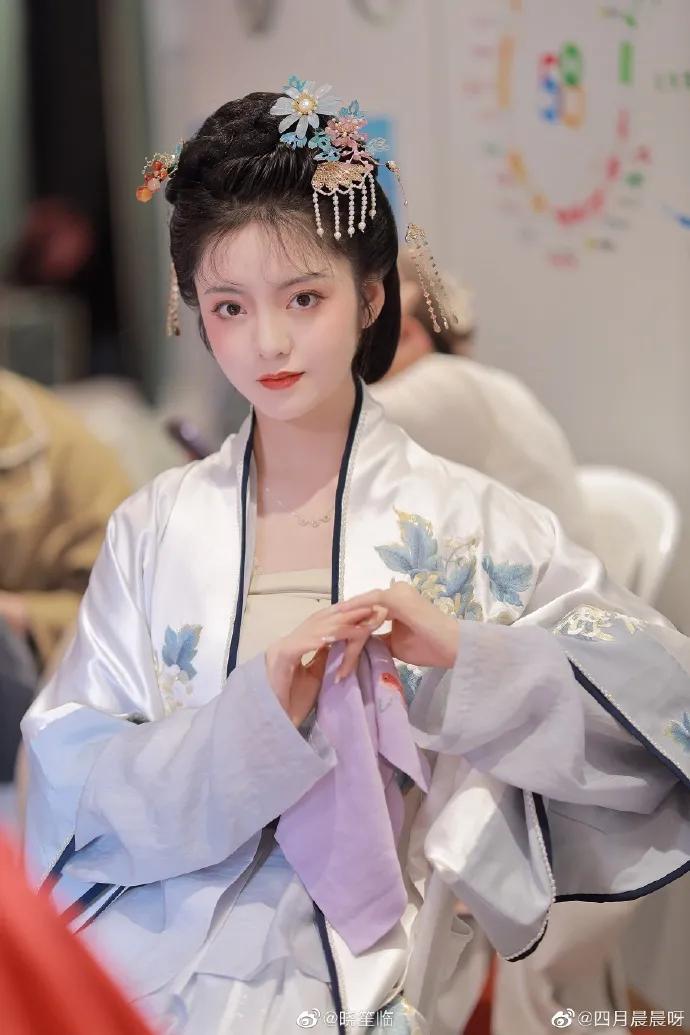 00后女孩演绎四大名著美女,凭一个造型火出圈,200万网友点赞