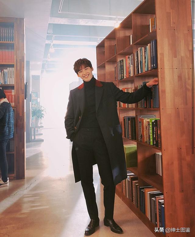 韩剧李钟硕穿搭高领,李钟硕黑色高领毛衣