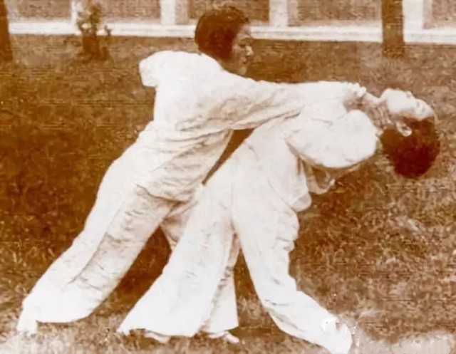 中国武术现身柏林奥运，打翻200斤芬兰选手，希特勒亲手赠送礼物