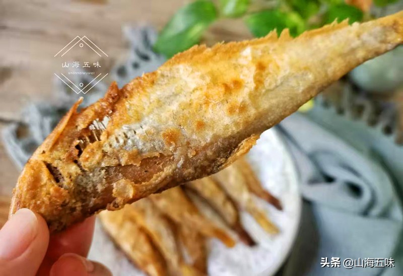 煎鱼如何保持酥脆,煎鱼技巧裹上面粉