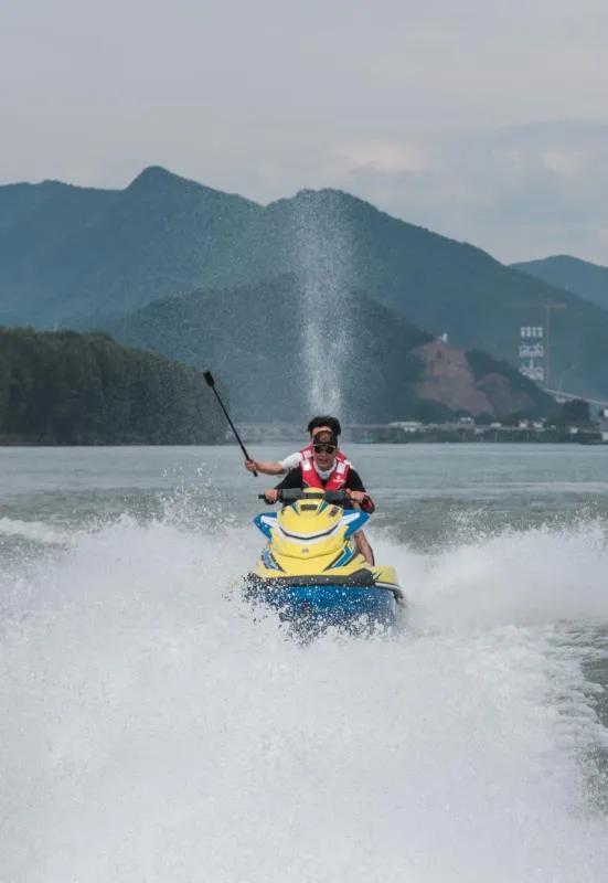 快艇摩托艇极速沙发SUP板…桐洲岛亚联飞行营地“上新”水上玩法！想体验吗？免费