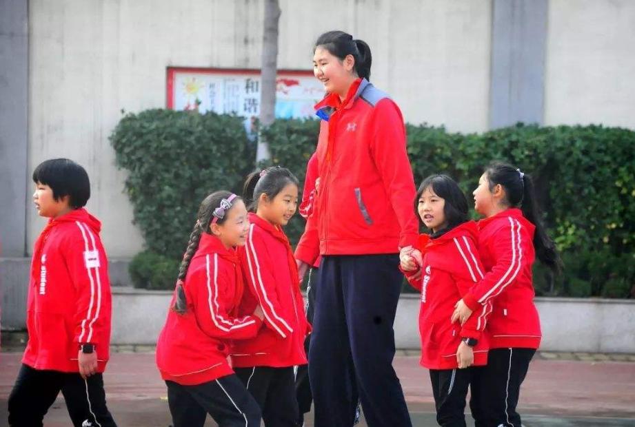 中国女篮2米28新星超级崛起,中国女篮最新名单及个人身高