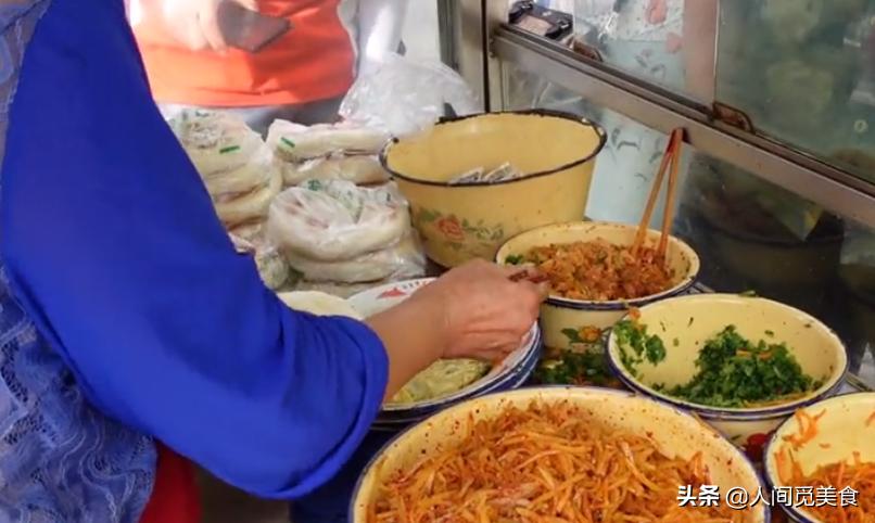 大姐摆摊卖独特小吃1天卖出400碗,90后小夫妻街边摆摊卖小吃