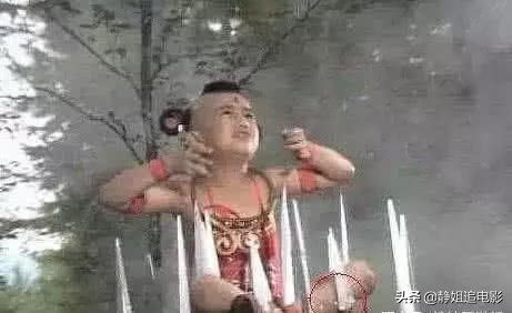 笑死人不偿命的穿帮：图3穿越而来的围观群众姿势也太骚了吧？