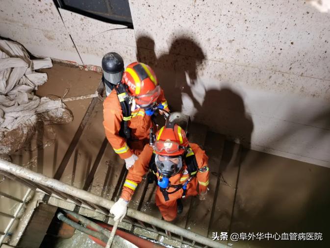 火焰蓝慰问白衣天使,火焰蓝与医护人员