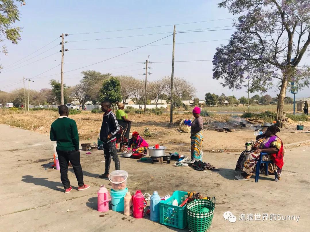 流浪非洲，乘坐中国援建火车去赞比亚，满满的亲切