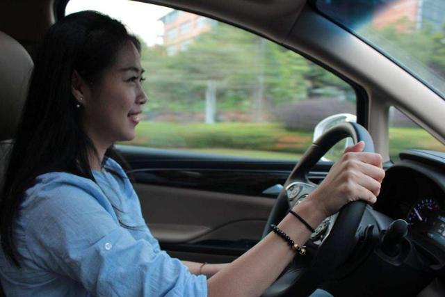 考过了驾照还是不敢开车，上路就害怕，老司机：我教你4个方法