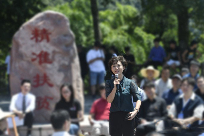 央视海霞西装照片,海霞主持人穿红色西装