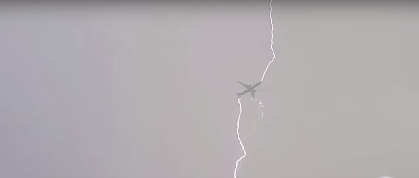 飞机怕不怕打雷,飞机怕雨还是怕雷