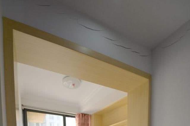 墙面开裂怎么补救的最佳方法,家里的墙裂缝大最好处理办法