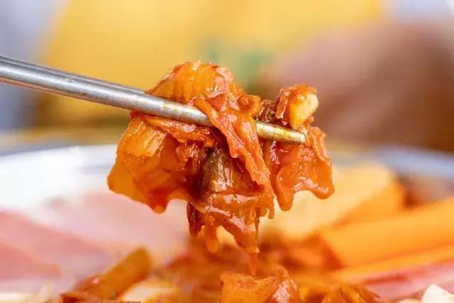 广州爆火的韩国年糕火锅 (韩国美食一条街部队火锅)