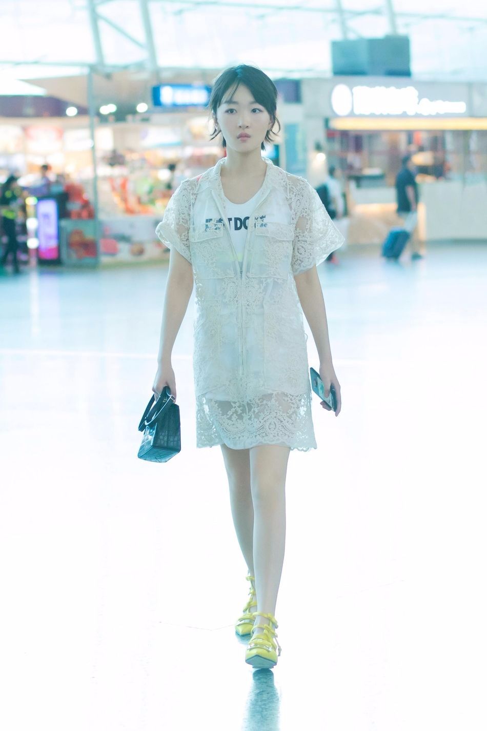 周冬雨穿白色礼服裙大秀美背,周冬雨橘色