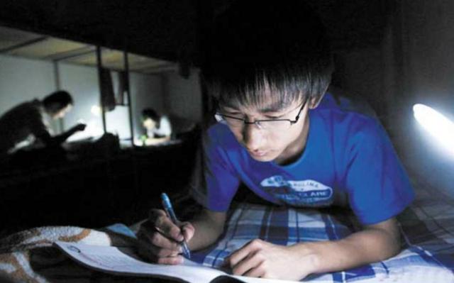 初中生每晚熬夜做作业怎么办,初中生每天熬夜写作业到凌晨两点