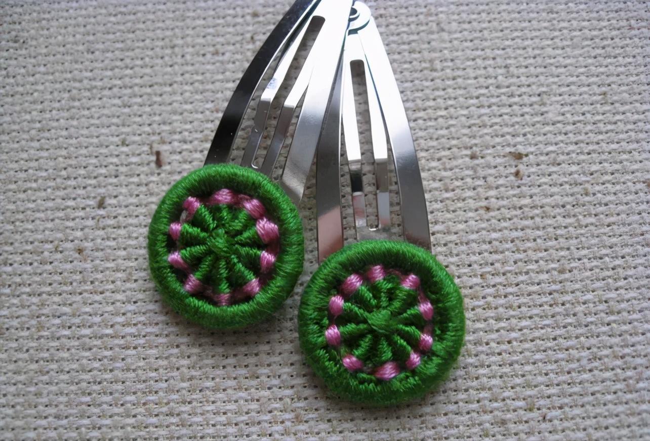 一个圆周边加一点装饰,用彩线做简单的小装饰