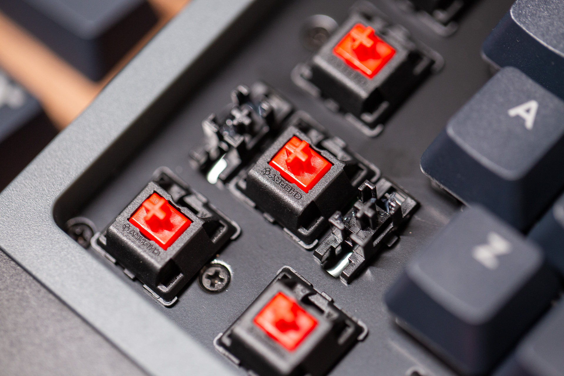 无线机械键盘带幻彩,无线机械键盘没有延迟吗