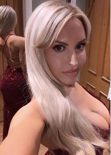 英超球迷有眼福！美女记者驾到傲人身材不敢多看