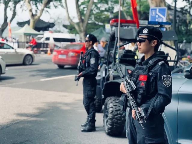 想象中的特警vs现实中的特警,想象中的特警和现实中的特警