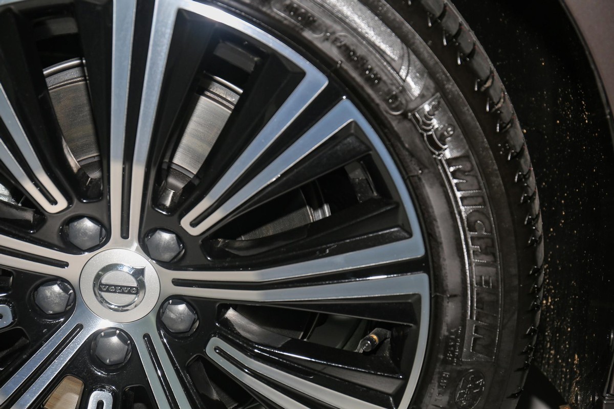 沃尔沃s90轮胎没气怎么办,沃尔沃s90轮胎嗡嗡响什么原因