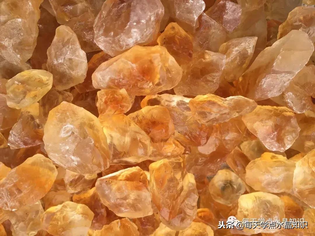 天蒙蒙亮赶个早市看一看天然水晶毛料市场