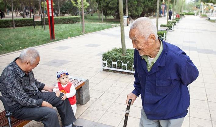 当邻居大娘的“咸猪手”，伸向娃的裤子时，家长再得罪人也要制止