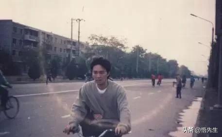 年轻时的霍金照,霍金年轻时照片有多帅