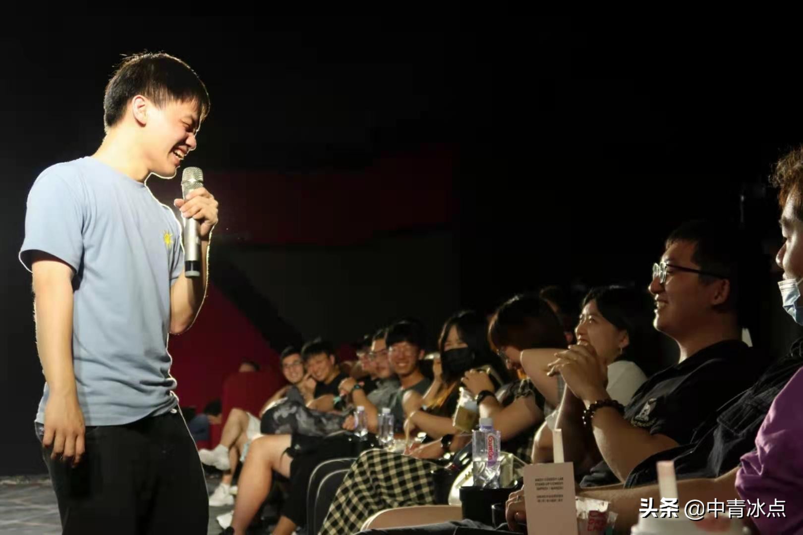 出生时大脑缺氧，上学时遭受*力暴**，脱口秀演员小佳走红背后——用“逗你笑”与命运和解