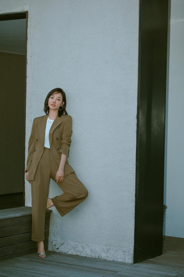 白百何穿红色深v裙子照片,白百何深v黑色裙图片