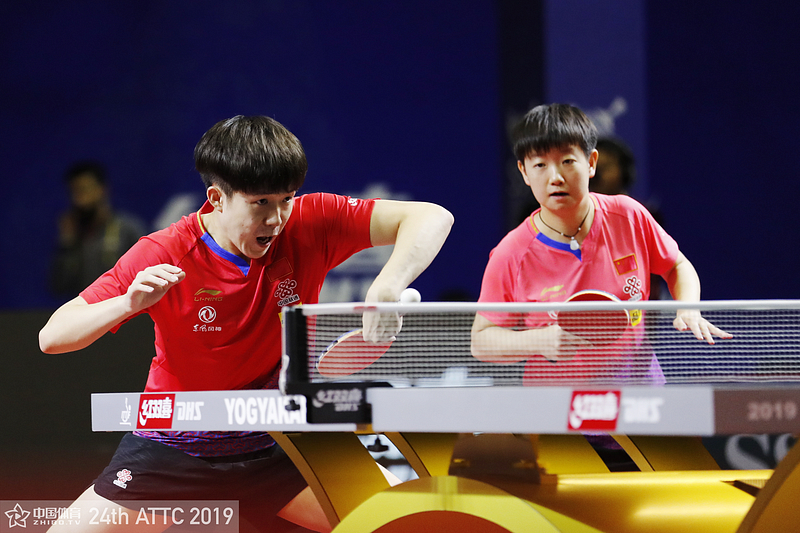 19日体育热点回顾：超级巨大的失误！卡里乌斯出击冒顶+撞倒队友，直接送给对手空门