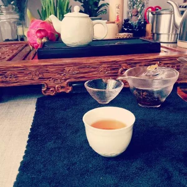 喝红茶有什么好处和坏处,女性朋友一定要多喝洛神花茶