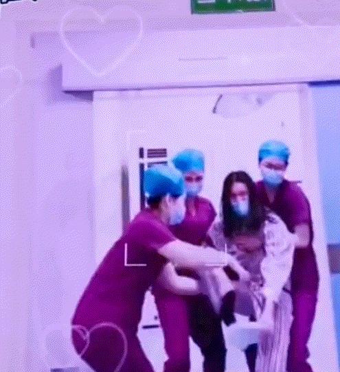 产妇生完娃后冲出产房暴打老公,生孩子的最猛产妇