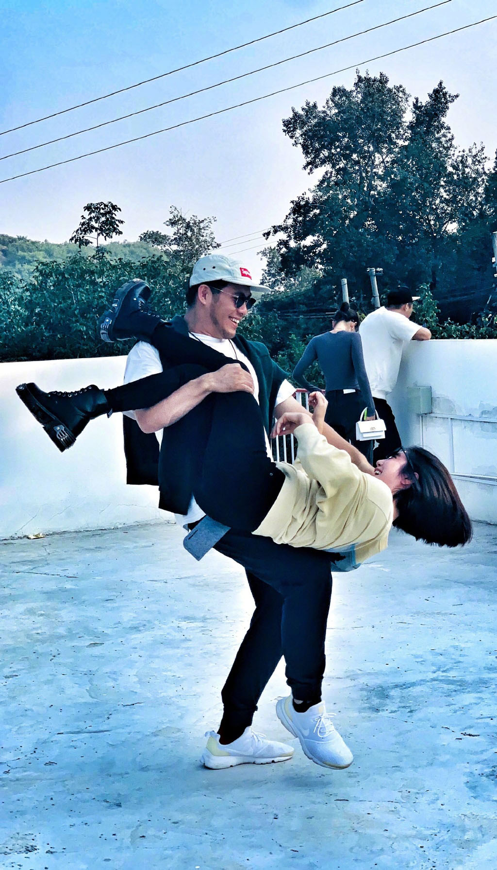 “宅男女神”官宣恋情，身穿湛蓝大衣搭白卫衣，依旧甜美可人