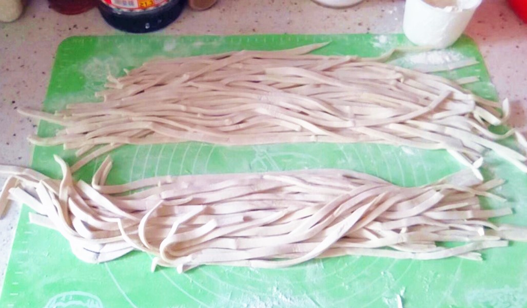 做手擀面里面需要加鸡蛋吗,手擀面面条怎么煮才筋道不粘连