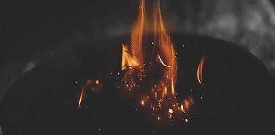 面纱掩盖着的，是一个少女的贞洁，也是整个帝国的命运