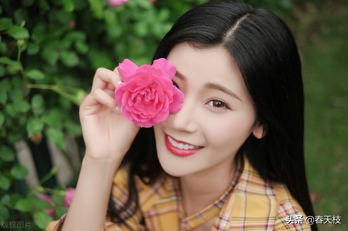 美女艳丽吸睛，帅哥爱慕生情，鼓起勇气撩“拐”，欲试一回桃花运