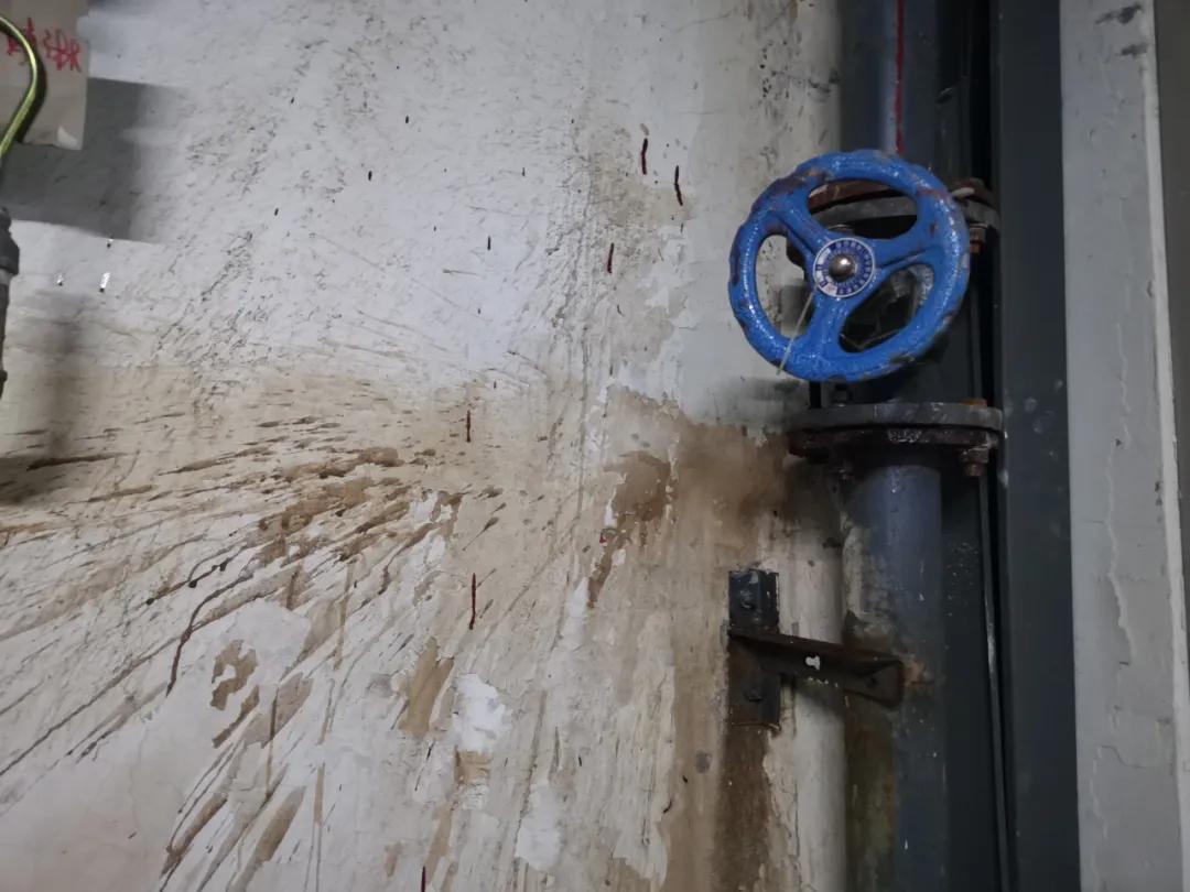 楼房车库地面塌陷该谁负责,地下车库反水导致房屋塌陷