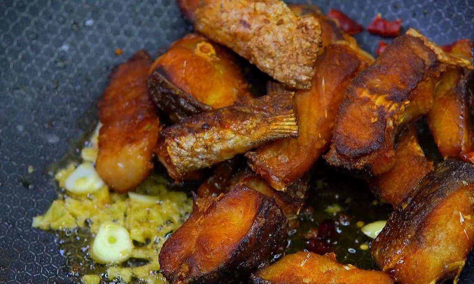 湖北名菜干煸糍粑鱼香香酥爽口,干煸糍粑鱼的正宗做法