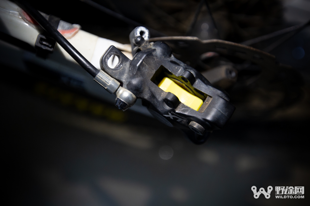 电动车刹车碟刹怎么换油,提升刹车性能省钱的方法