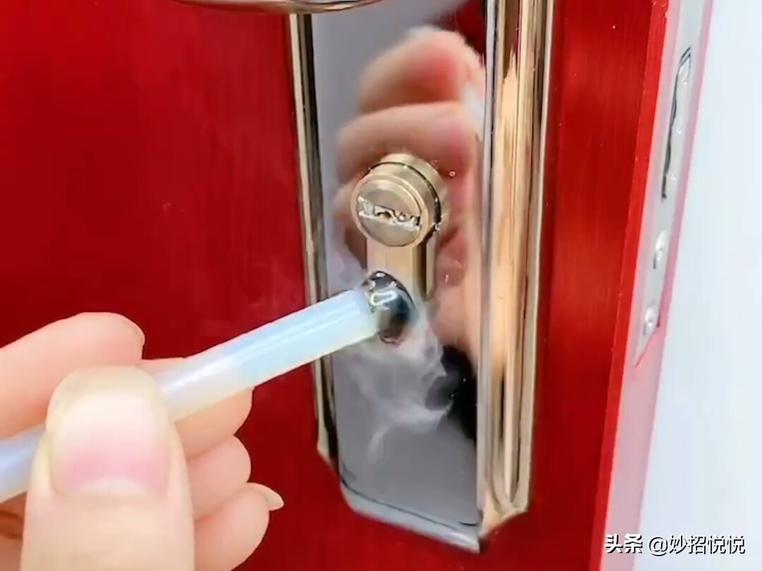 钥匙断锁孔里了小妙招,钥匙断在锁芯里怎么办教你一招