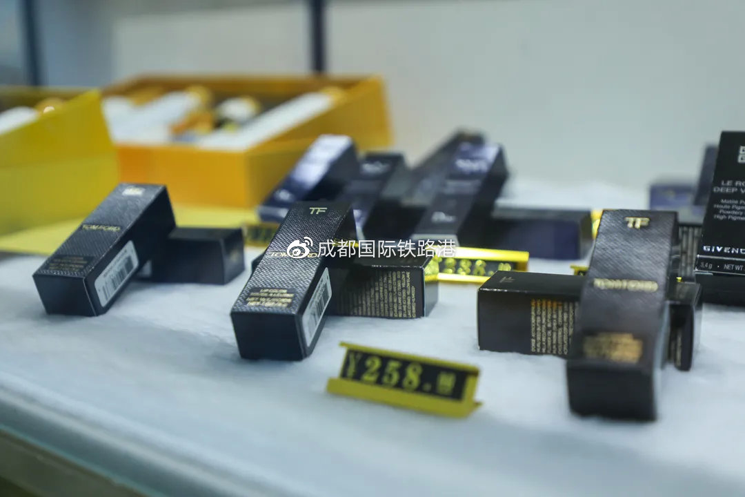 小港荐物|线下剁手showtime！希腊馆低价邀你变美