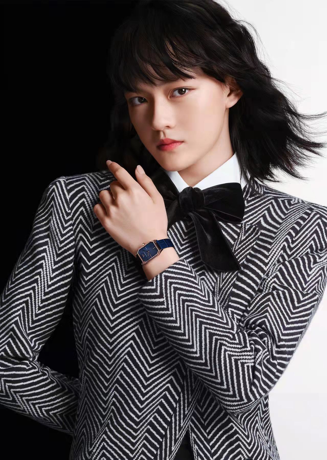 阿玛尼送一朵白花,阿玛尼情意绵绵