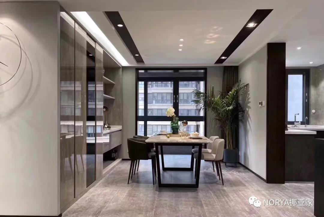 在客厅吃饭才能感觉到舒服,在客厅吃东西和饮料